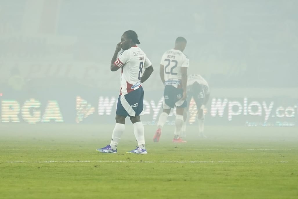 El juego se vio interrumpido por el humo de los fuegos artificiales. 