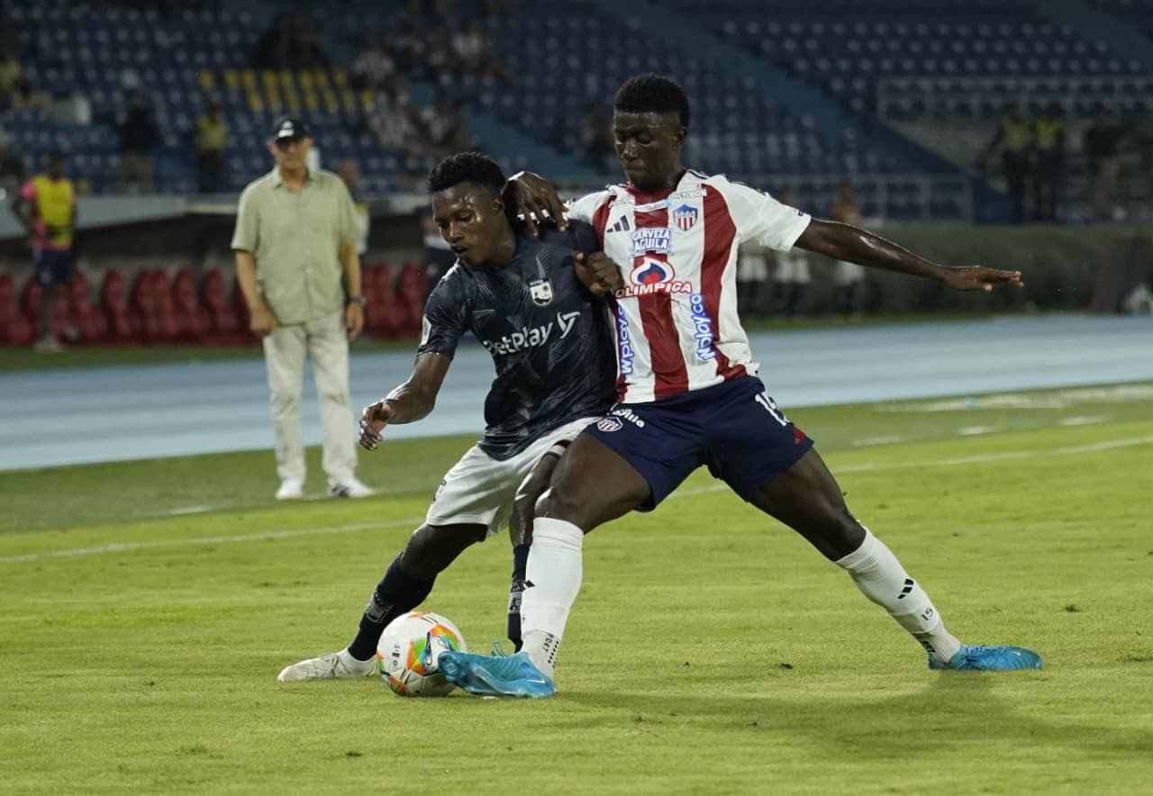 Yeferson Moreno disputando la esférica.