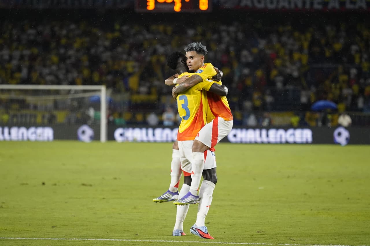 Luis Díaz celebrando con Dávinson Sánchez.
