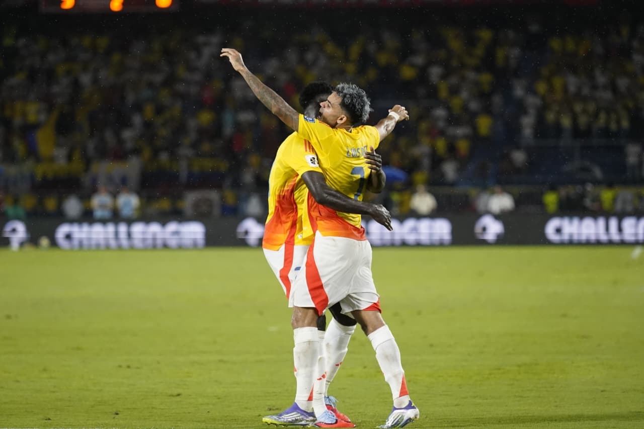 Luis Díaz con Dávinson Sánchez.