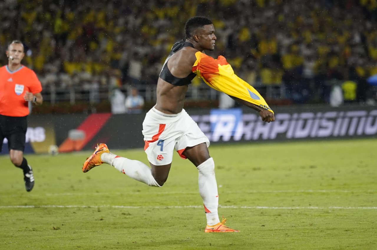 Jhon Córdoba celebrando su gol.