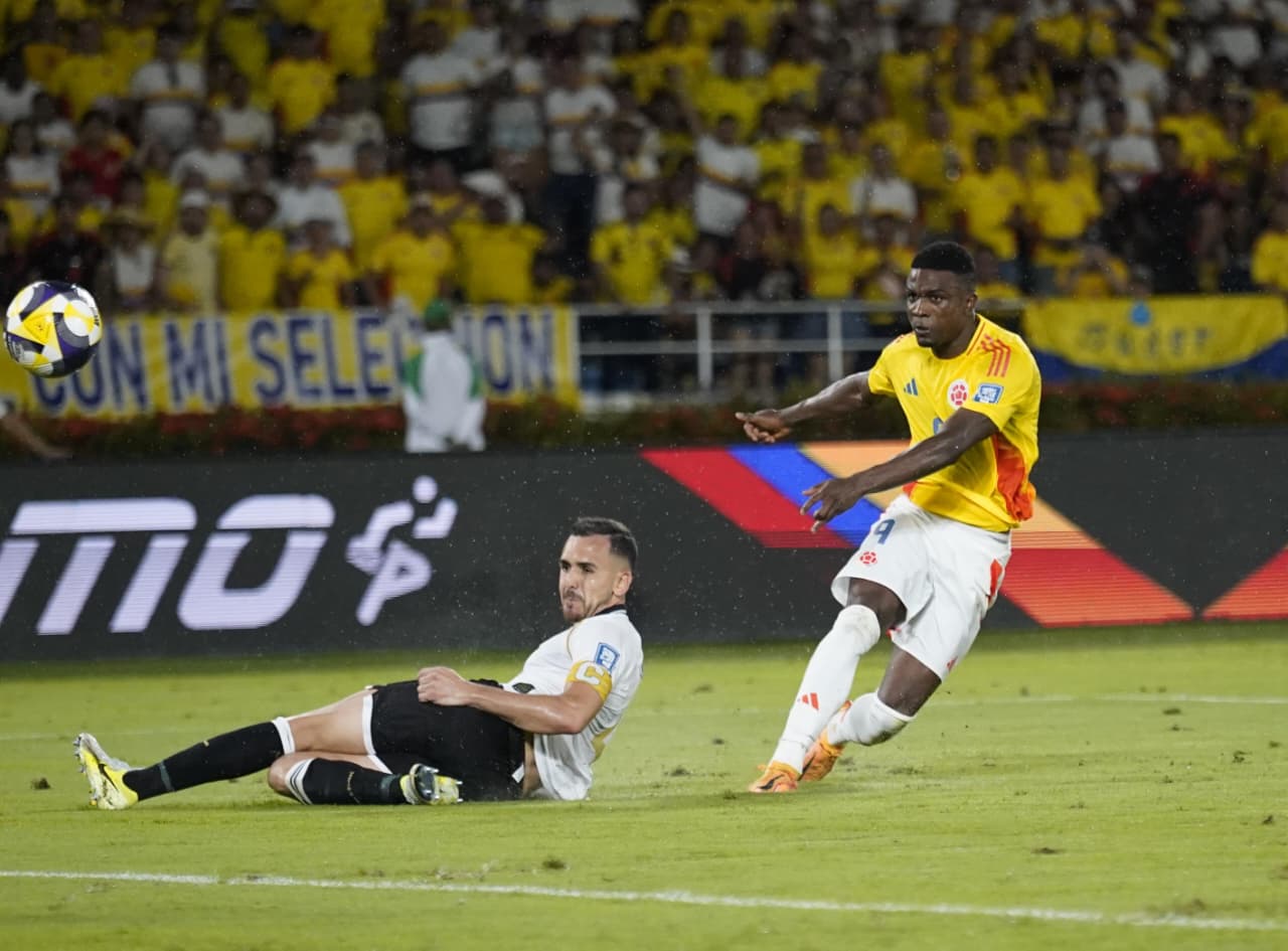 Córdoba rematando a portería.