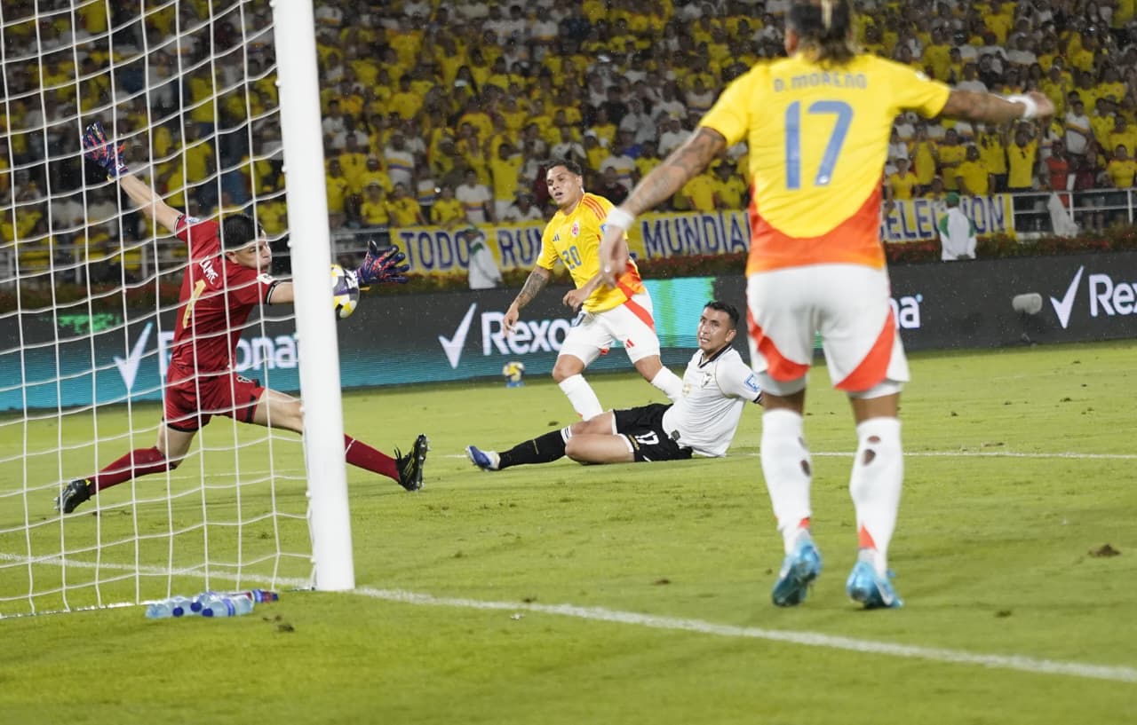 Remate de Juanfer Quintero a portería para sellar la goleada.