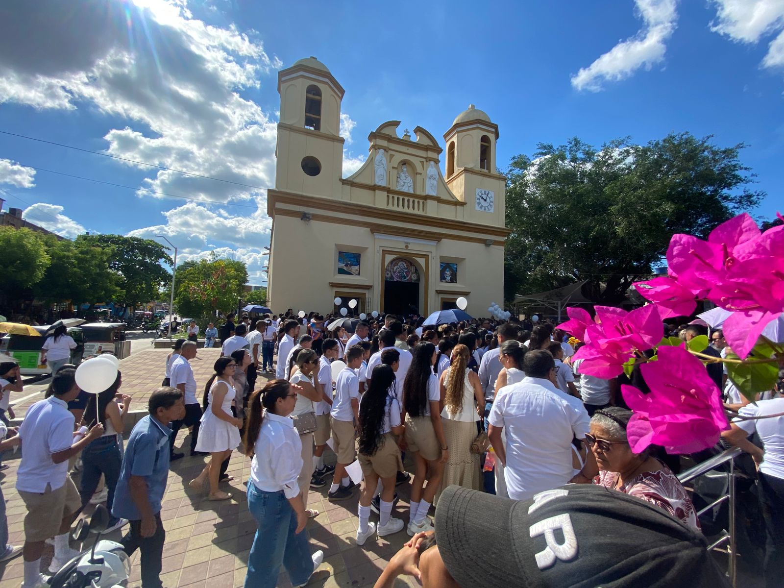 Compañeros de Ariana en la Iglesia Santa Ana.