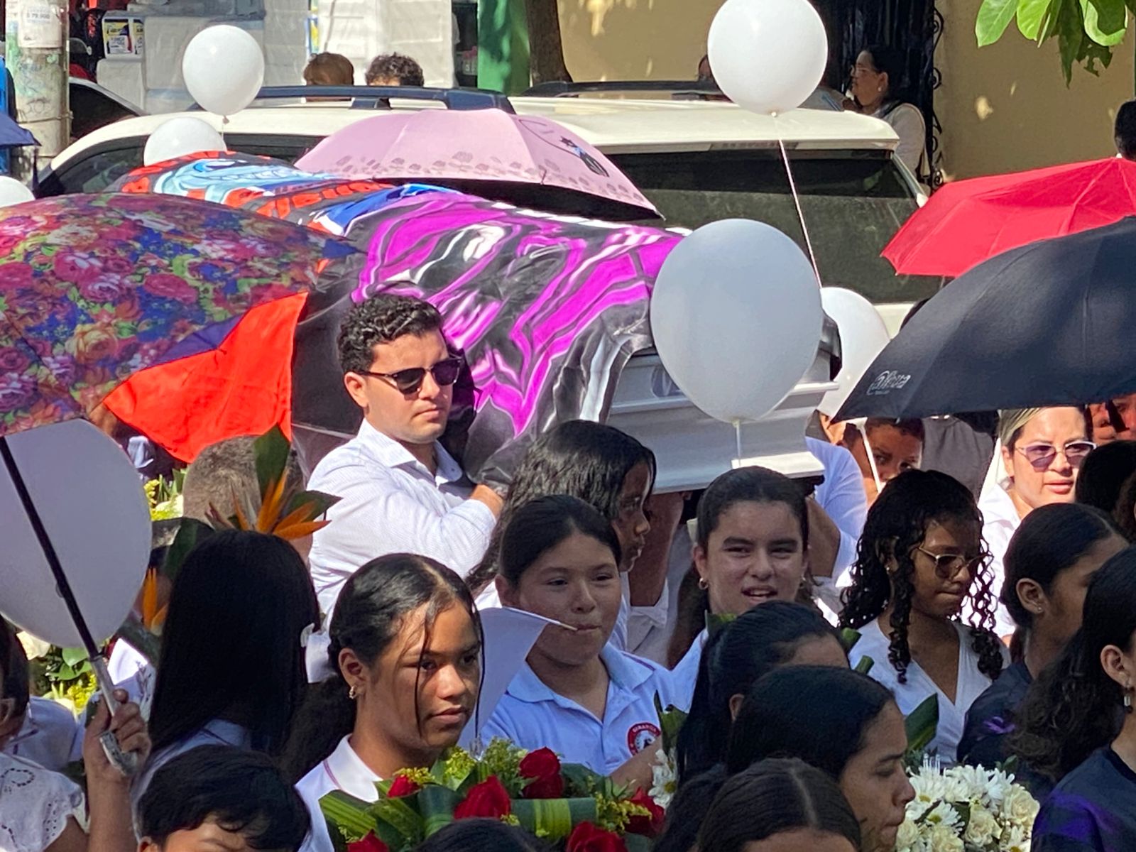 Compañeros del colegio y amigos de Ariana asistieron a la ceremonia fúnebre.