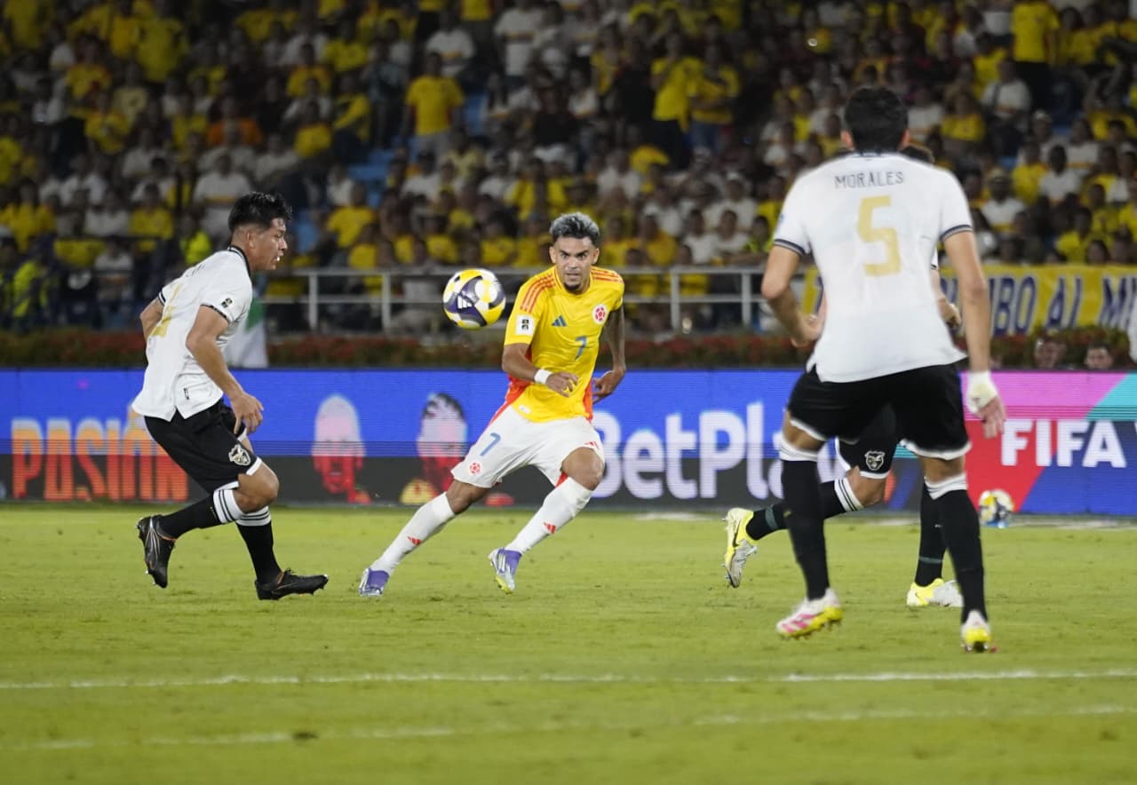 Díaz controlando la esférica.