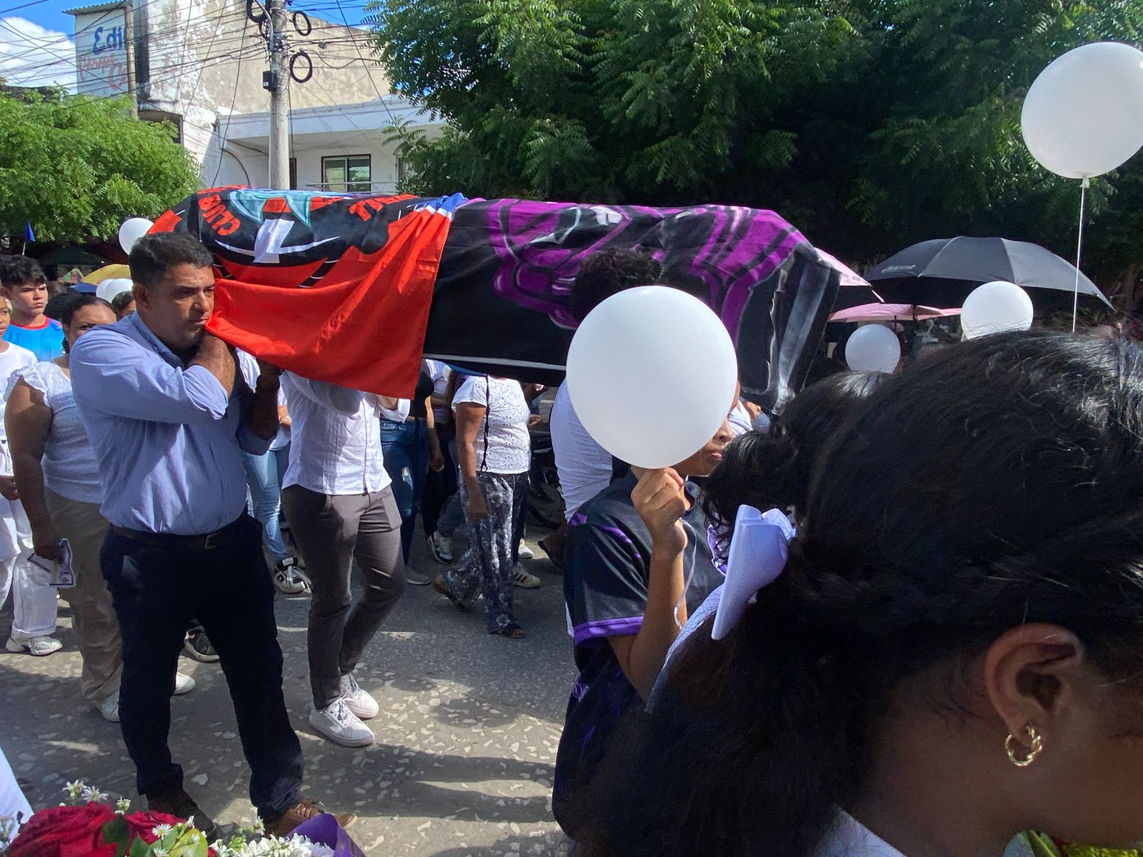 Féretro donde llevaban el cuerpo de Ariana.