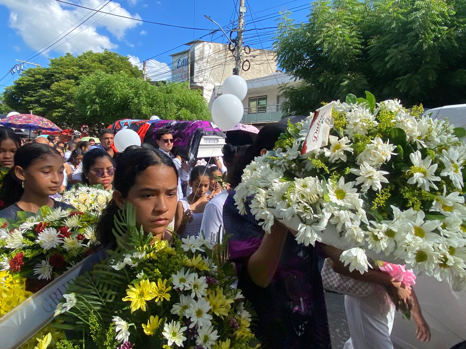 Flores durante las honras fúnebres.