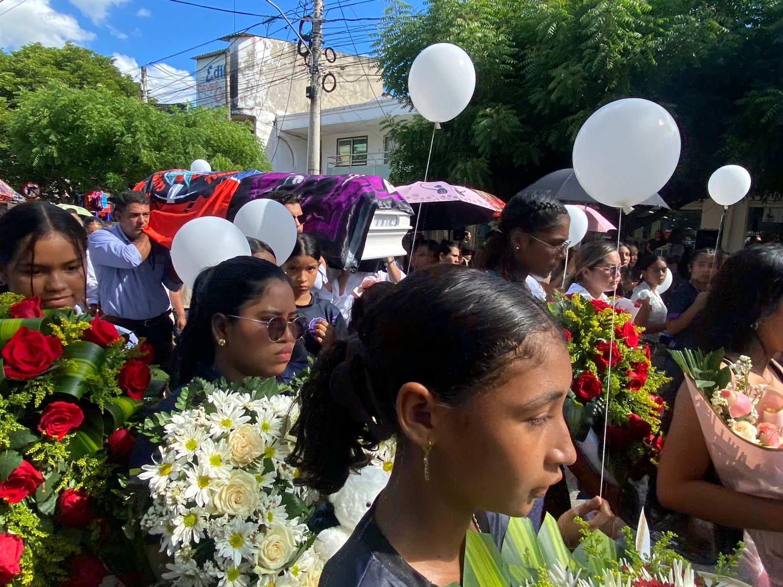 Globos blancos durante el recorrido fúnebre.