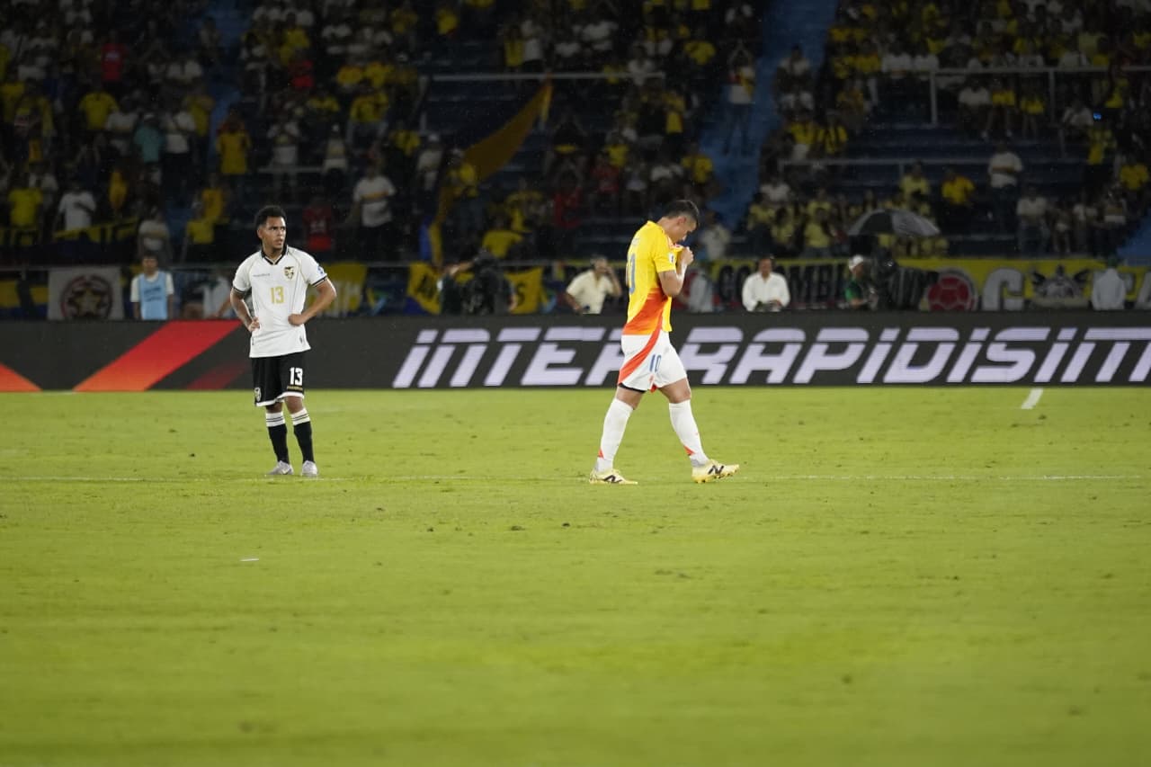 James Rodríguez cuando fue sustituido por Juanfer Quintero.