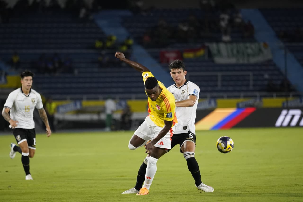 Jhon Córdoba ante la marca de un rival.