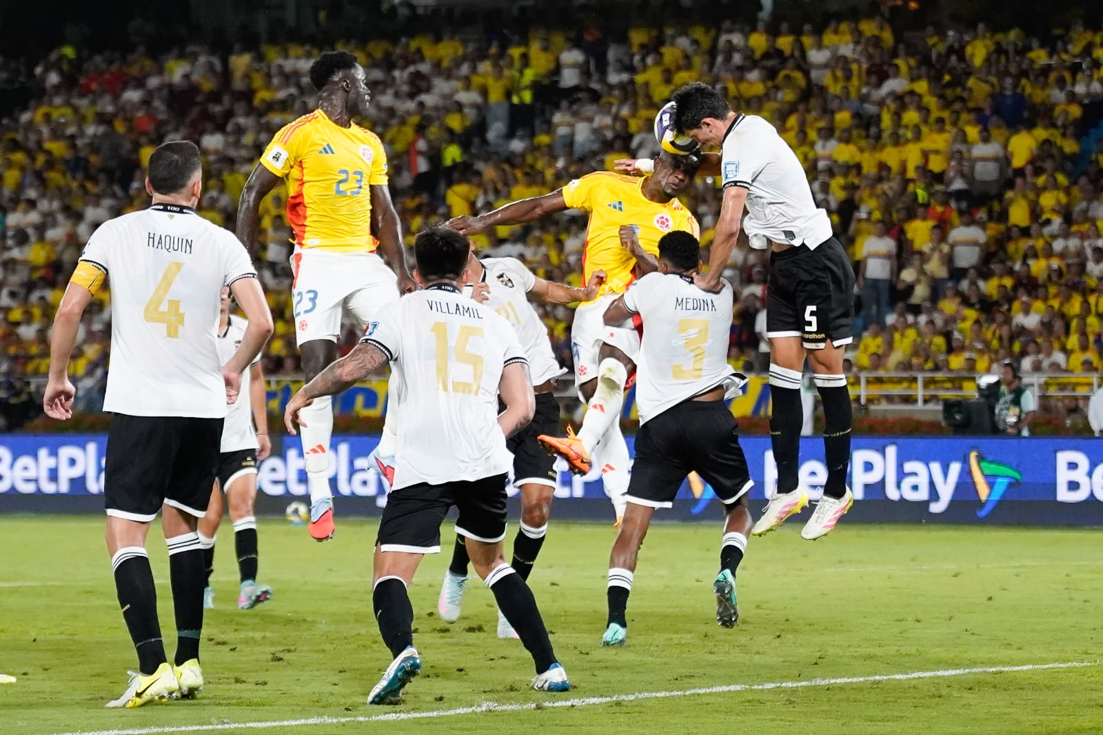 Jhon Córdoba buscando una pelota aérea.