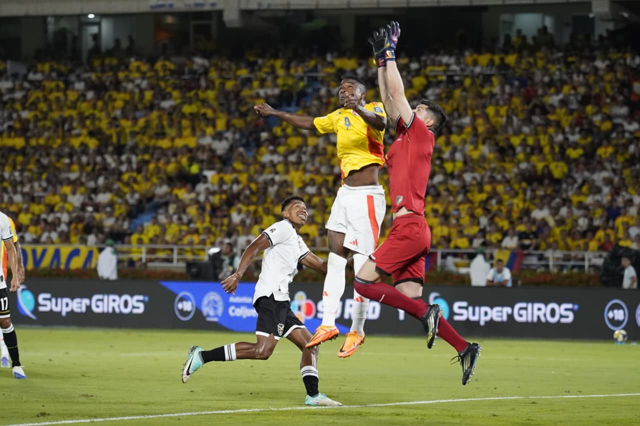 Jhon Córdoba salta por un balón ante Carlos Lampe.