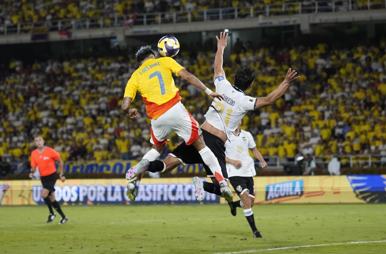 Luis Díaz cabeceó una pelota por fuera.