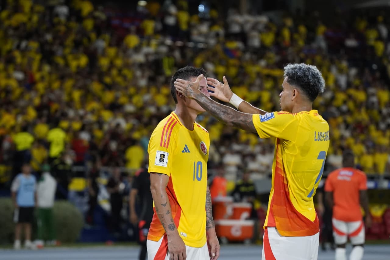 Luis Díaz le pone la corona de rey a James Rodríguez.