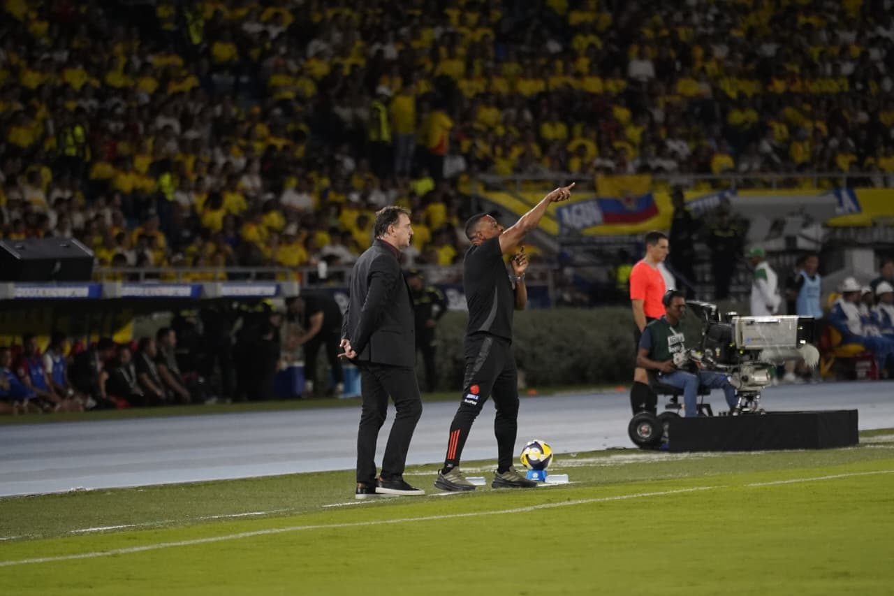 Néstor Lorenzo y su asistente, Luis Amaranto Perea.