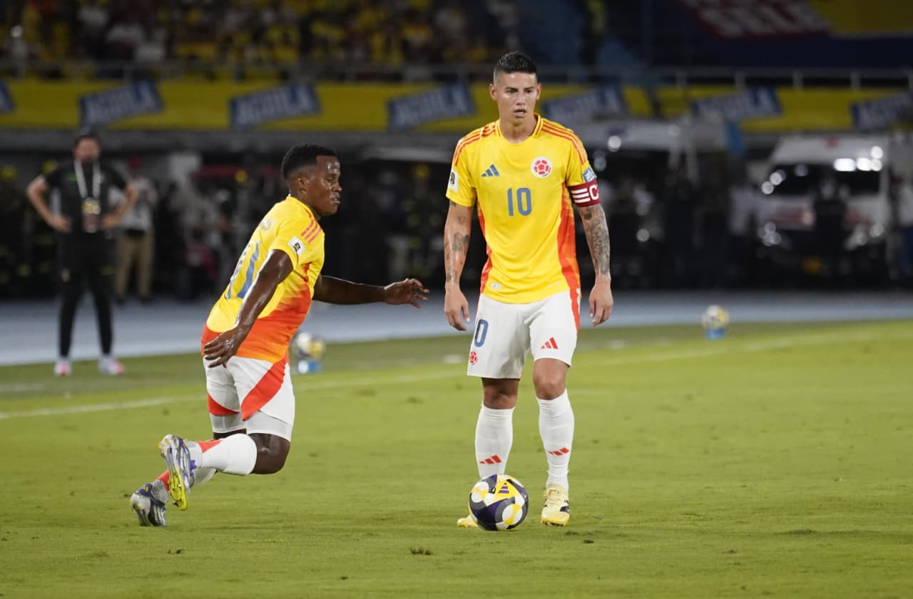 Pelota quieta ejecutada entre James y Jhon Arias.