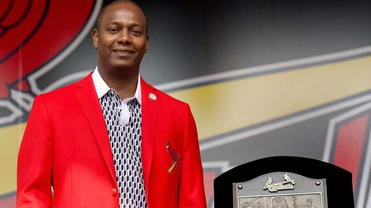 Rentería junto a la placa que recibió. 