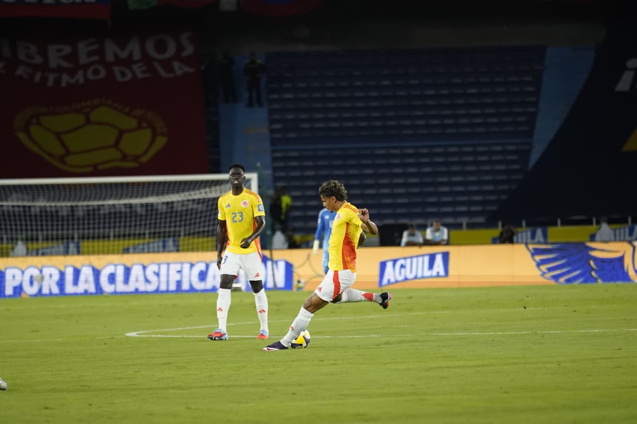 Richard Ríos pegándole a la pelota.