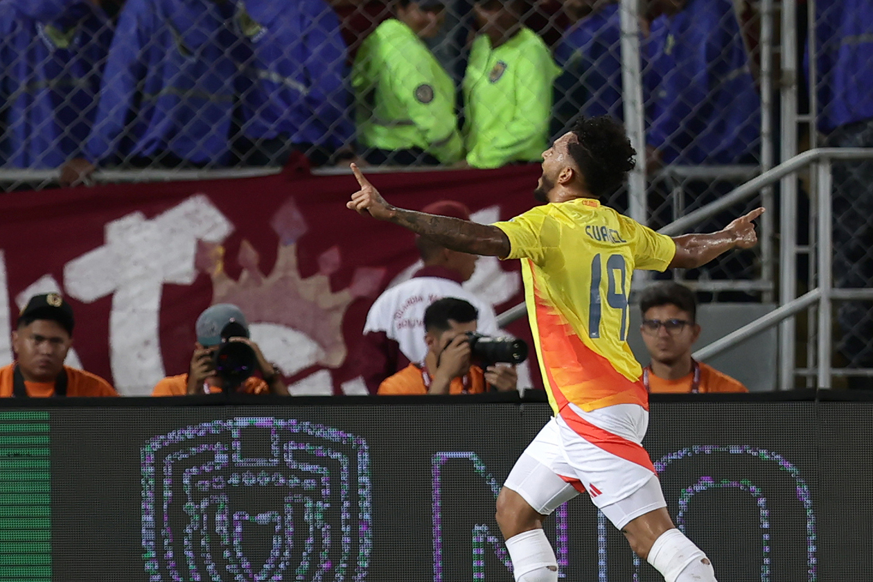 Primer delantero colombiano que anota cuatro goles en un partido oficial.