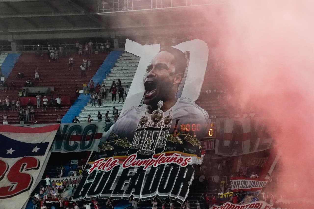 Hinchada en las graderías del Metropolitano. 