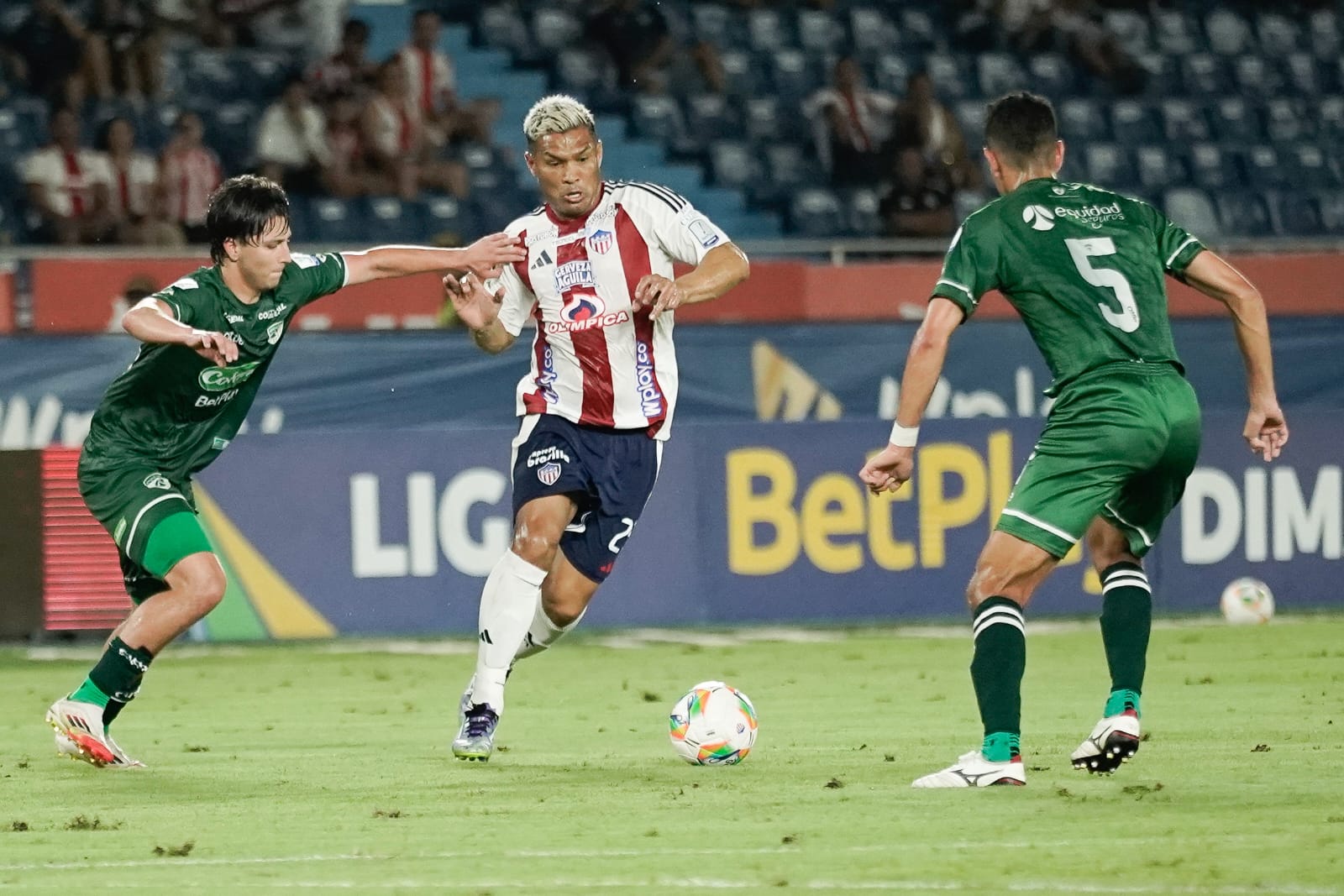 Aspecto del partido entre Junior y Equidad. 