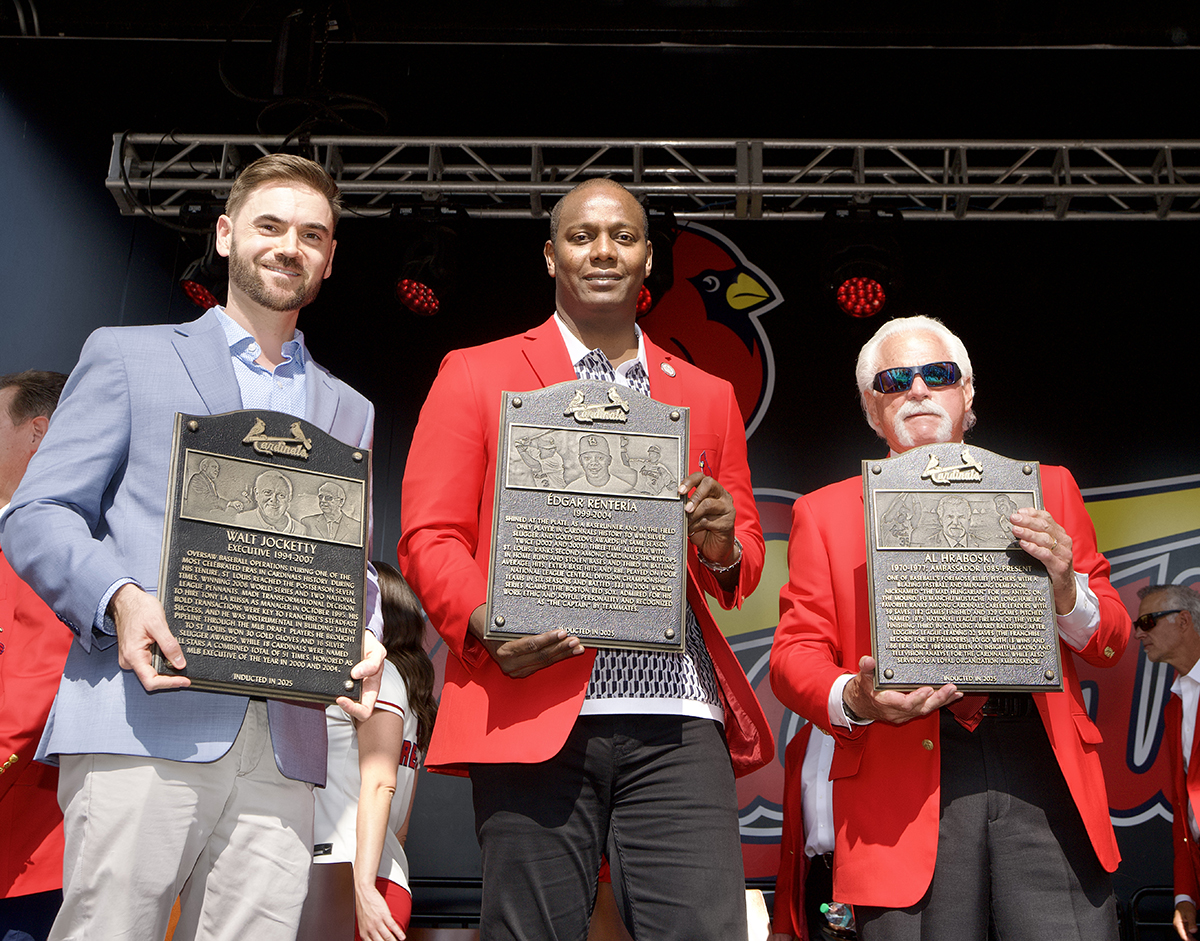 Rentería con la placa de distinción que también recibieron el lanzador Walt Jocketty (fallecido) y Al Hrabosky, exgerente general de los Cardenales. 