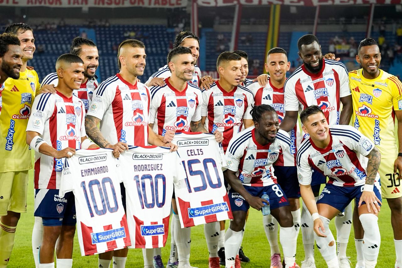 El equipo 'Tiburón' en el juego de esta noche en el Metropolitano. 