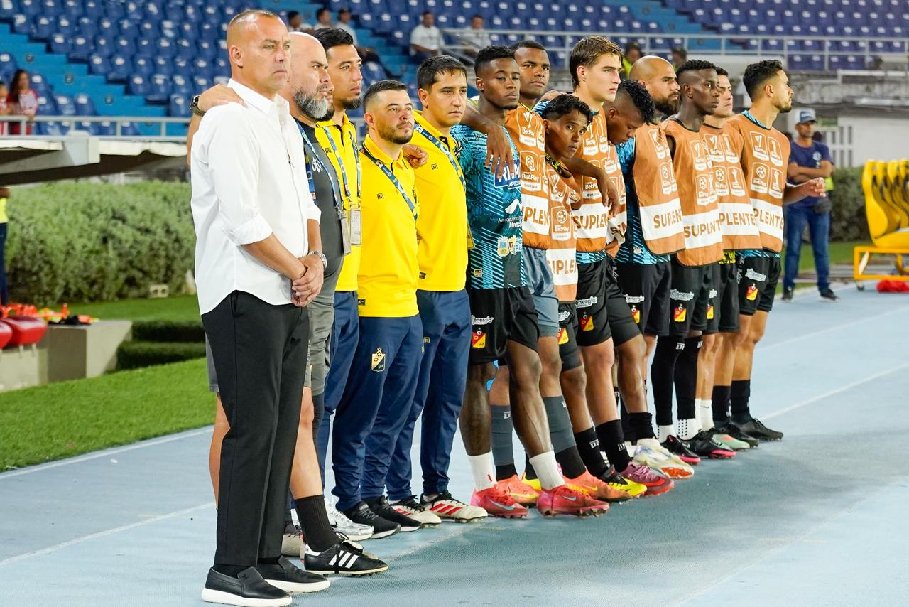 El equipo 'tiburón' ante de iniciar el partido. 