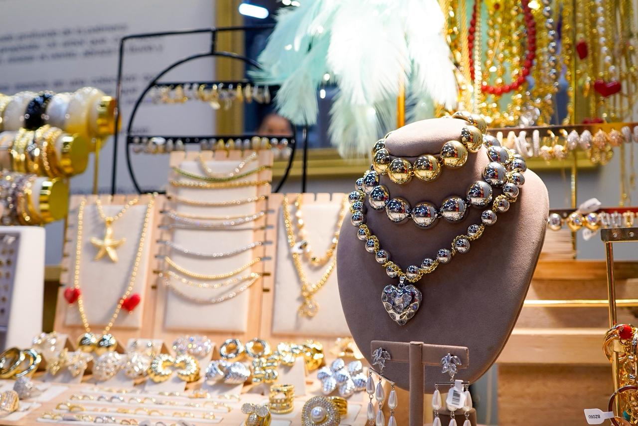 Piedras grandes con acabados perfectos ofrece 'Bezaleel'