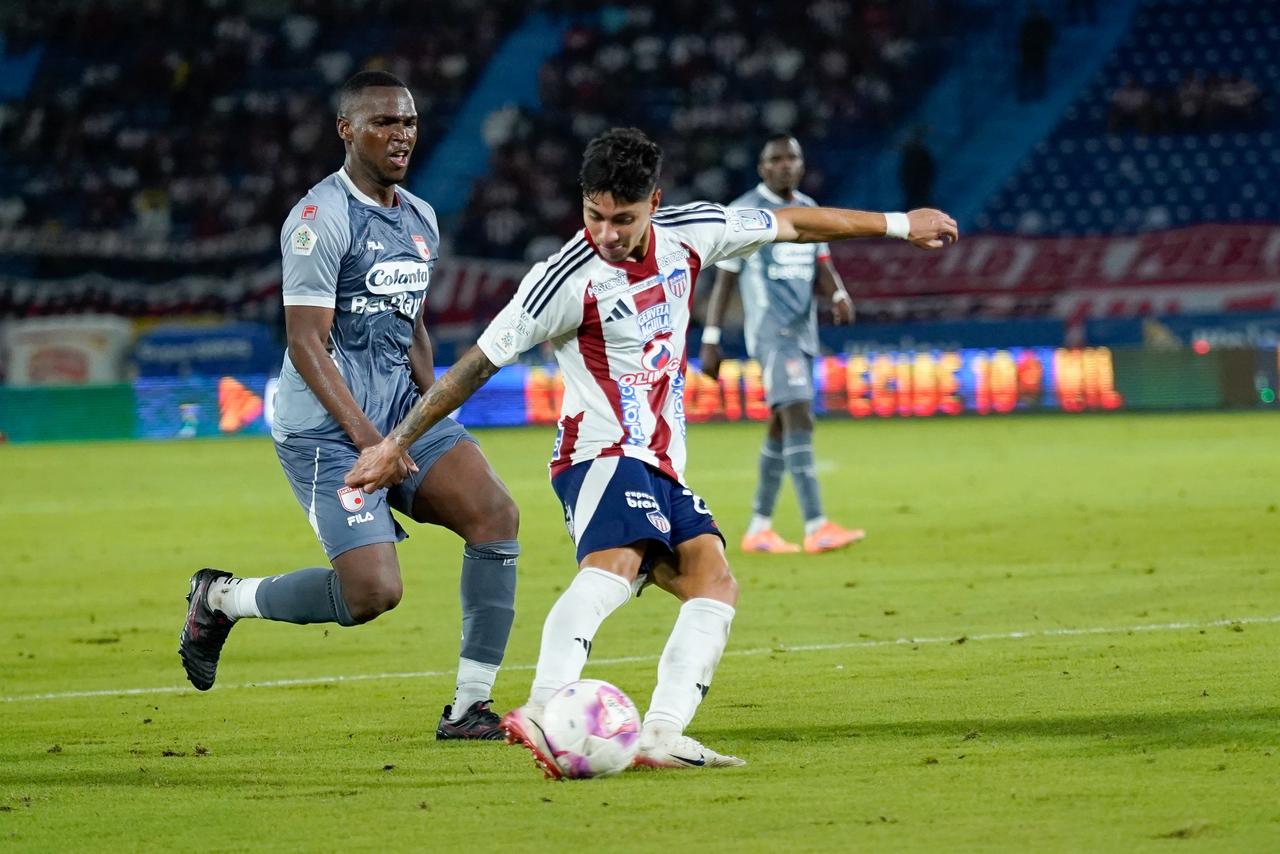 Bryan Castrillón disparando a puerta.