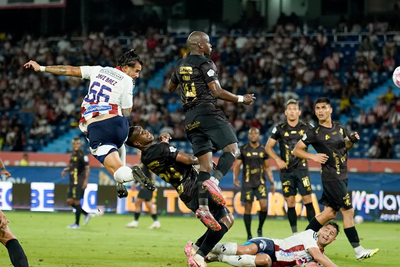 Acción que terminó en el gol de Junior.