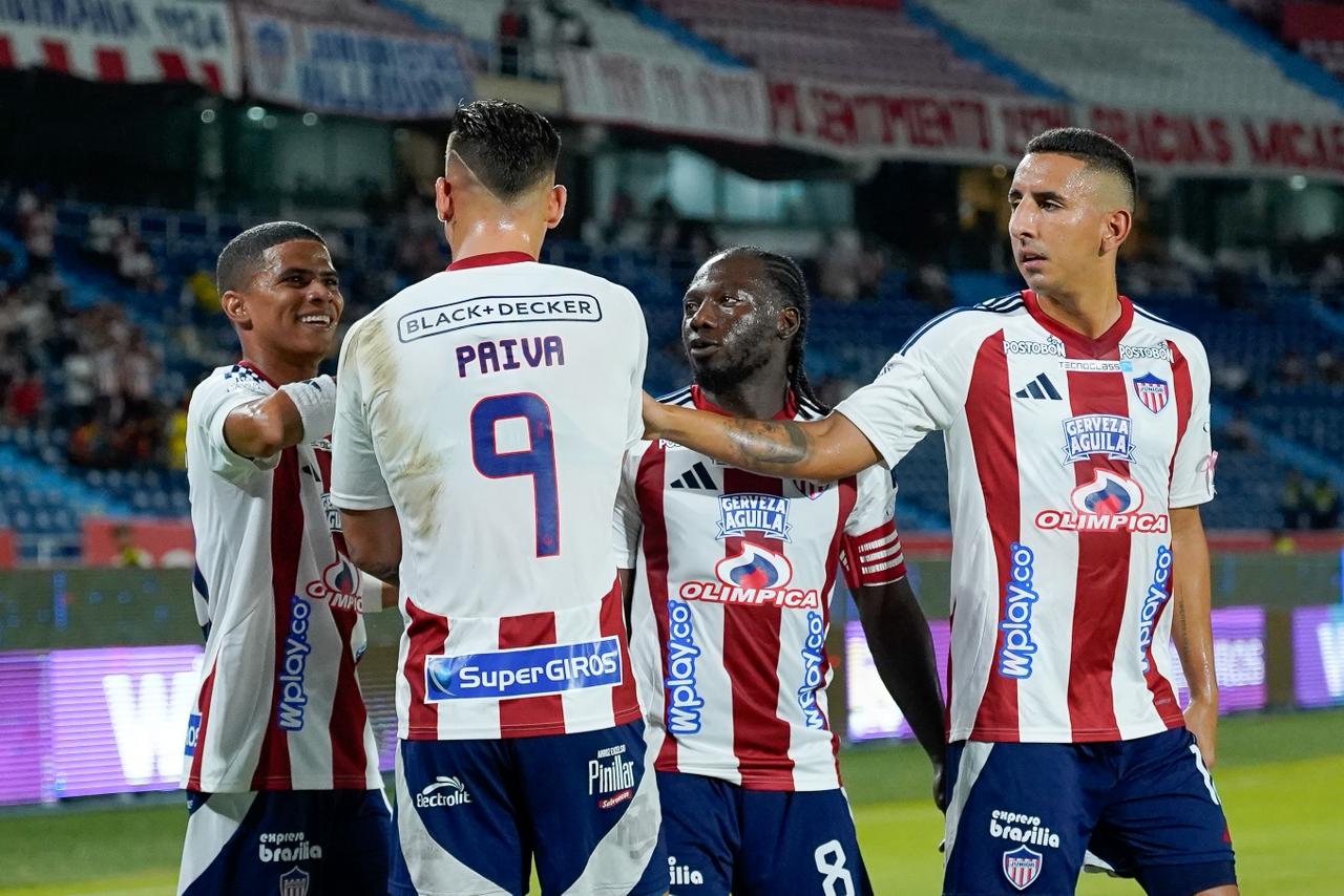 Chará festeja con sus compañeros.