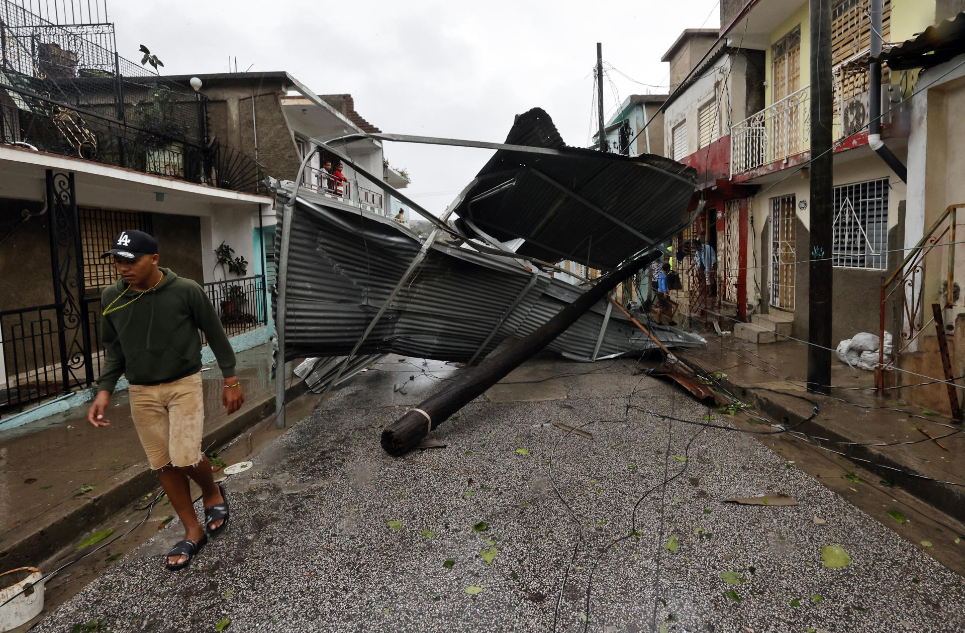 Una calle afectada por el paso del huracán Melissa este miércoles, en Santiago de Cuba.