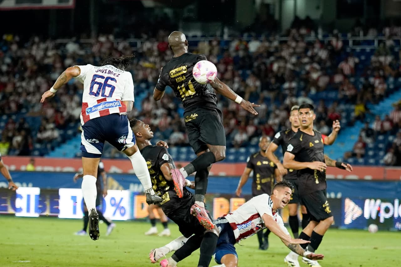 Cabezazo de Javier Báez.