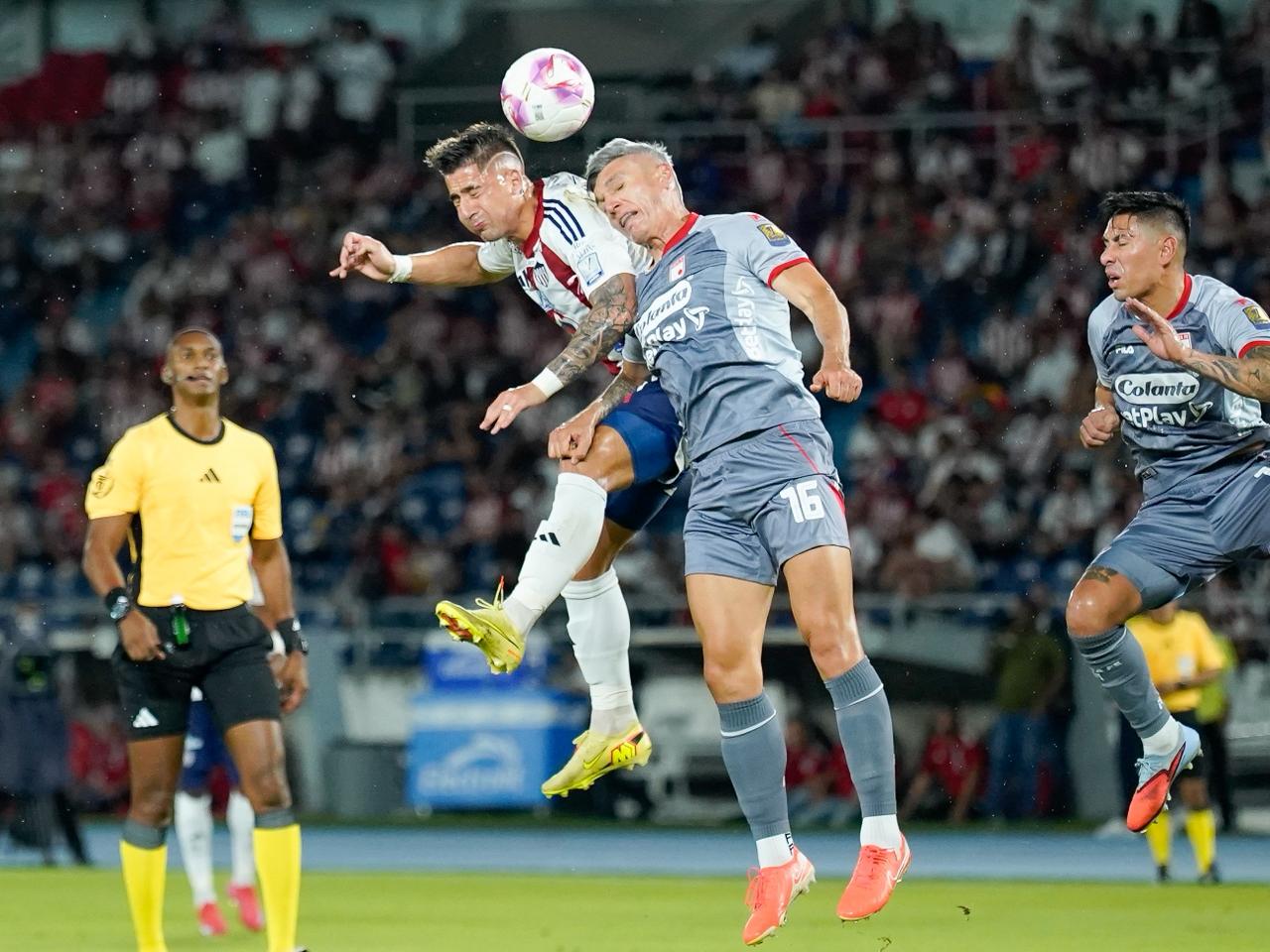 Guillermo Paiva ganando en el cabezazo.