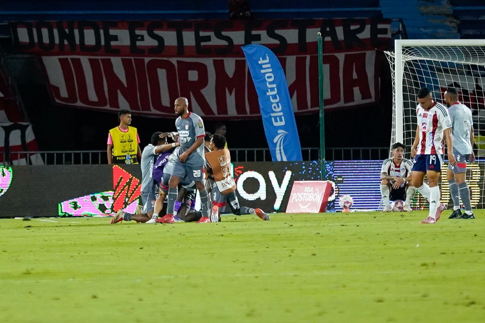 Harold Santiago Mosquera celebrando el segundo gol de Santa Fe.