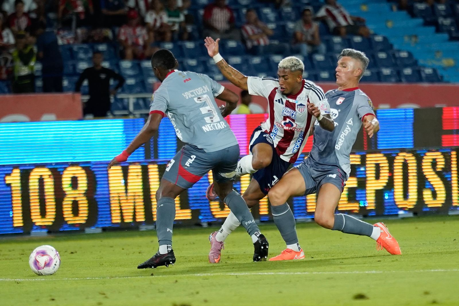 Jhomier Guerrero ante la marca rival.