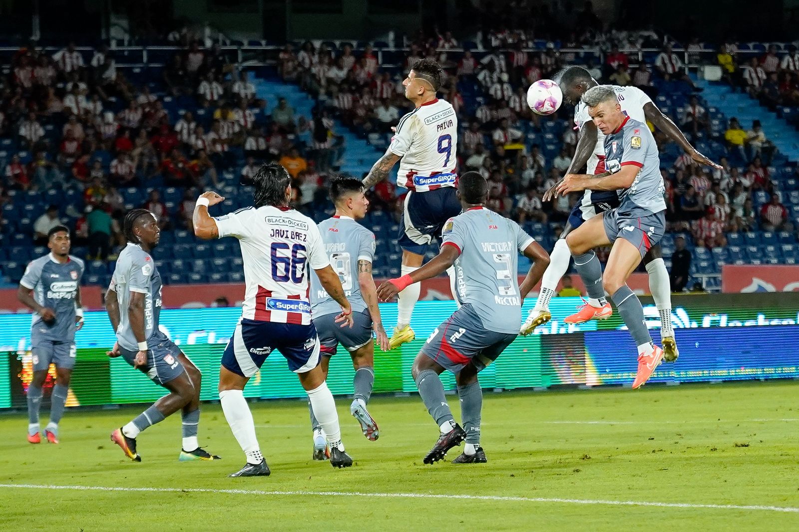 José Cuenú ganando un duelo aéreo.