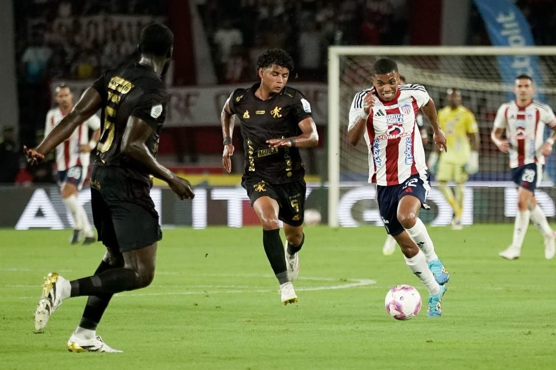 Jesús Rivas con la pelota controlada.