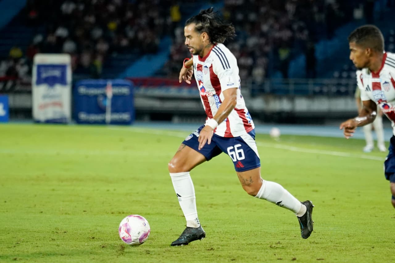 El paraguayo Javier Báez controlando la pelota.