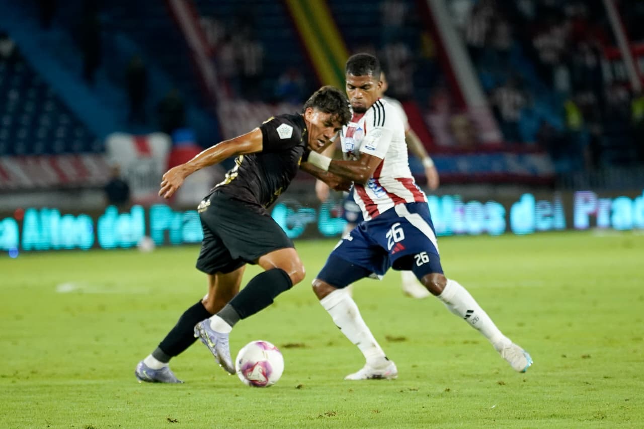 Yeison Suárez marcando a Andrés Roa.