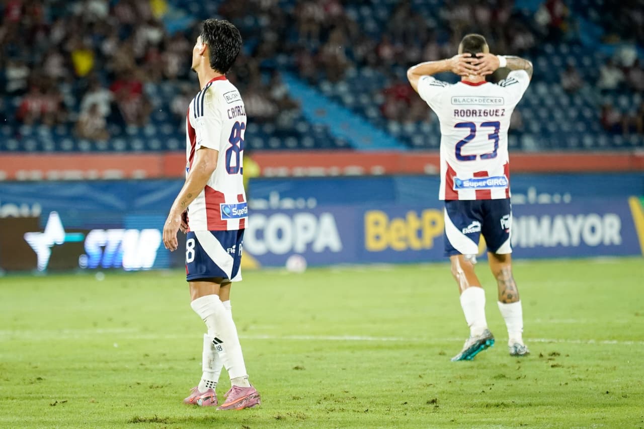 Jugadores de Junior lamentándose por el primer gol del América.