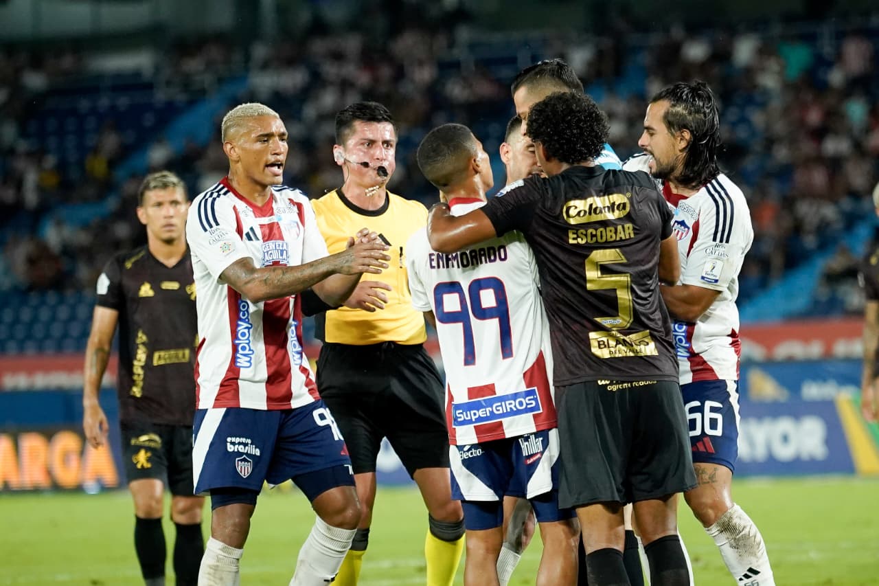 Enfrentamiento entre jugadores de Junior y América.