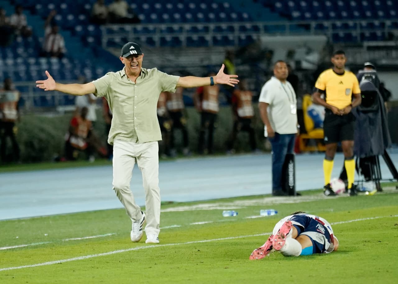 Alfredo Arias reaccionando a una acción del partido.