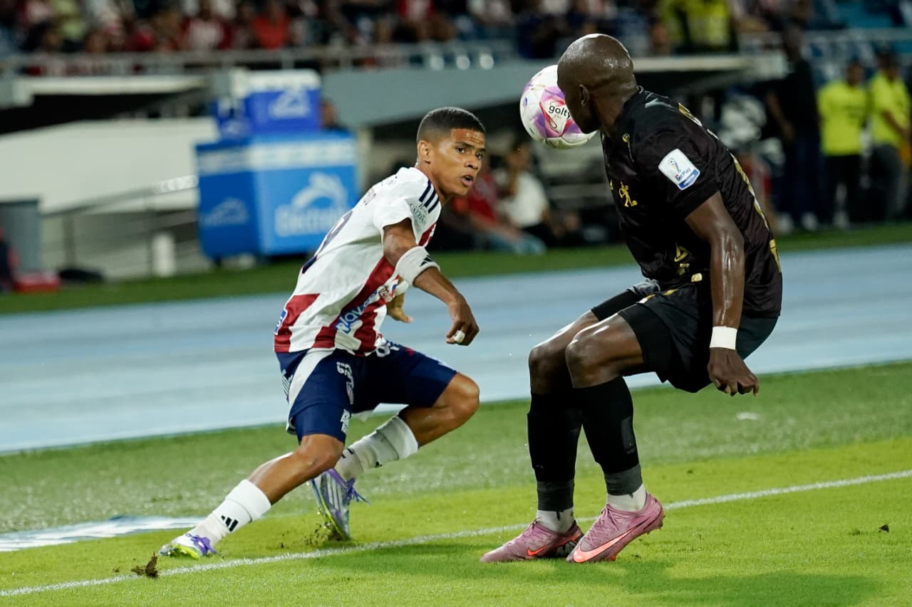 José Enamorado encarando a un rival.