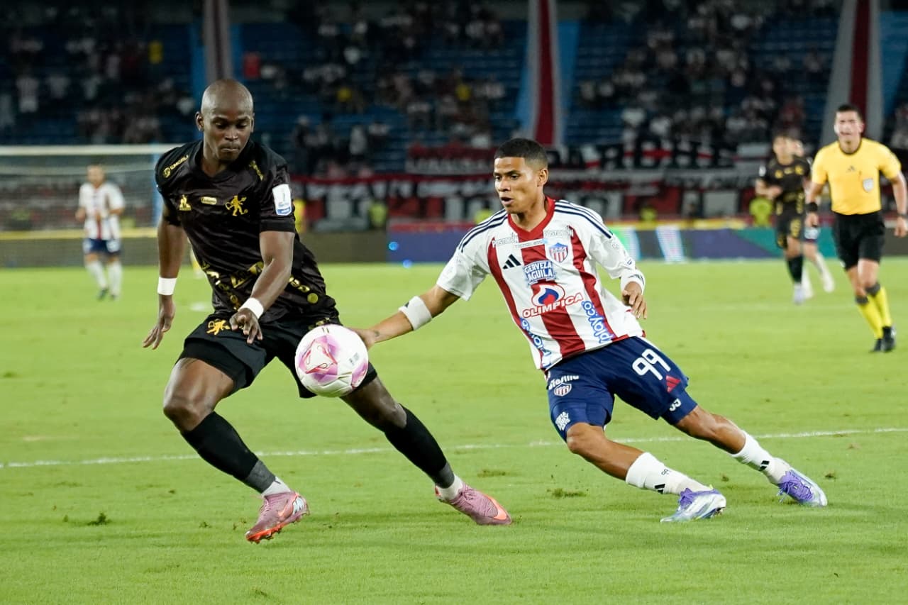 Bryan Castrillón marcando a un jugador del América.