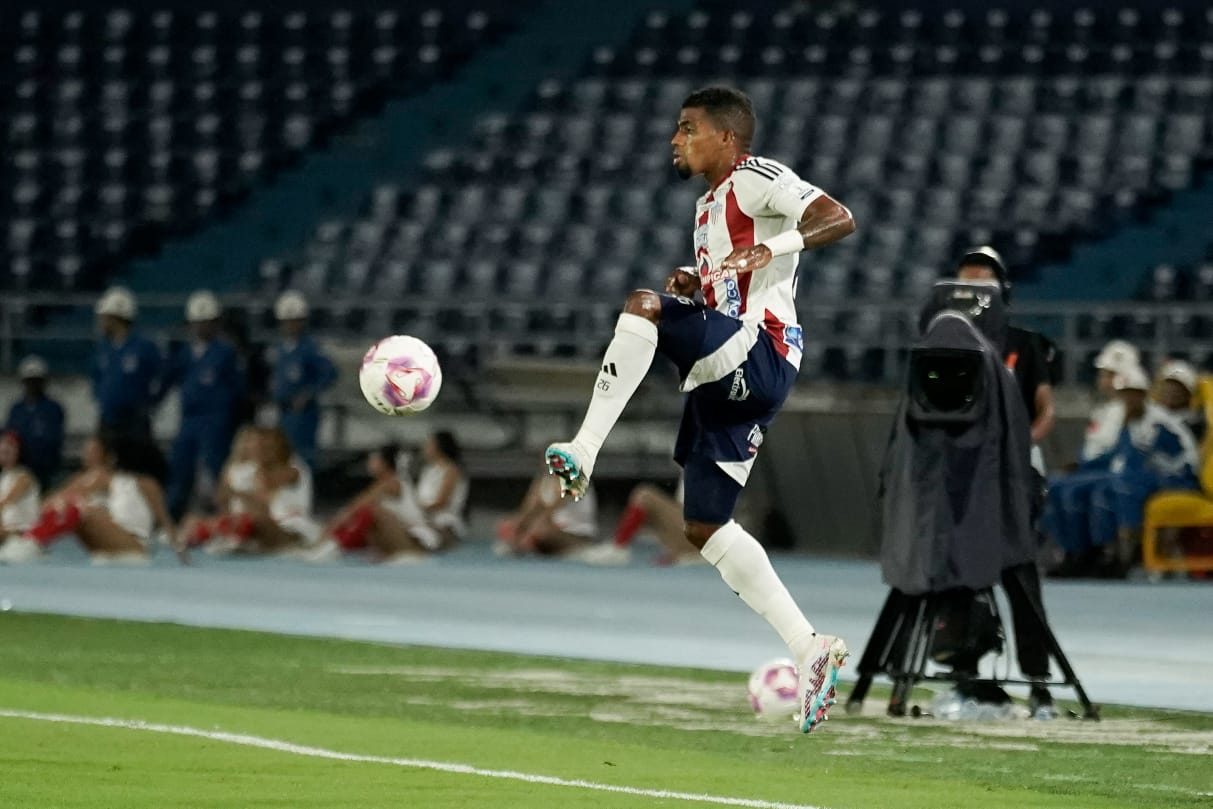 Yeison Suárez controlando la esférica en el aire.