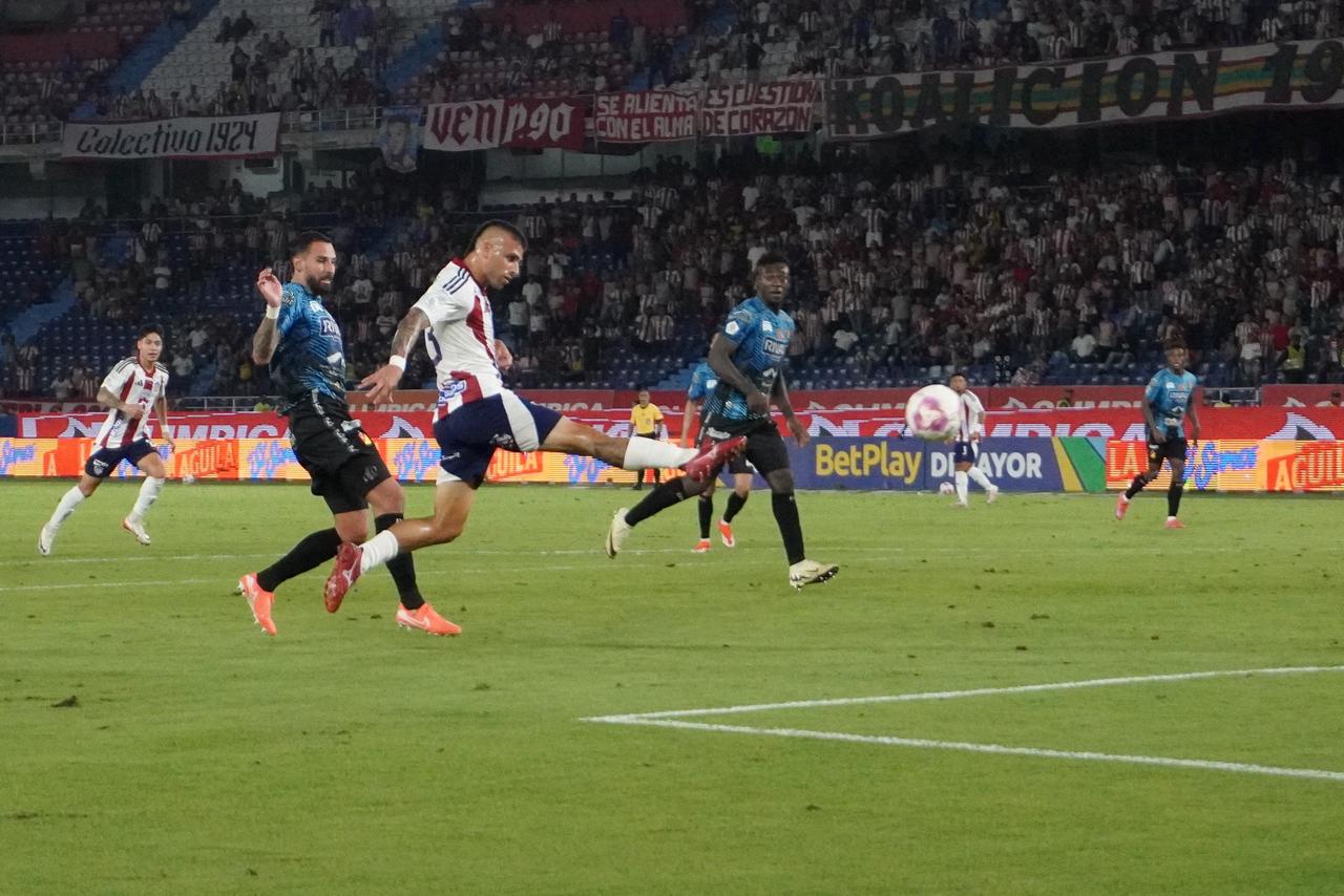 Aspecto del partido de esta noche entre Junior y Deportivo Pereira. 