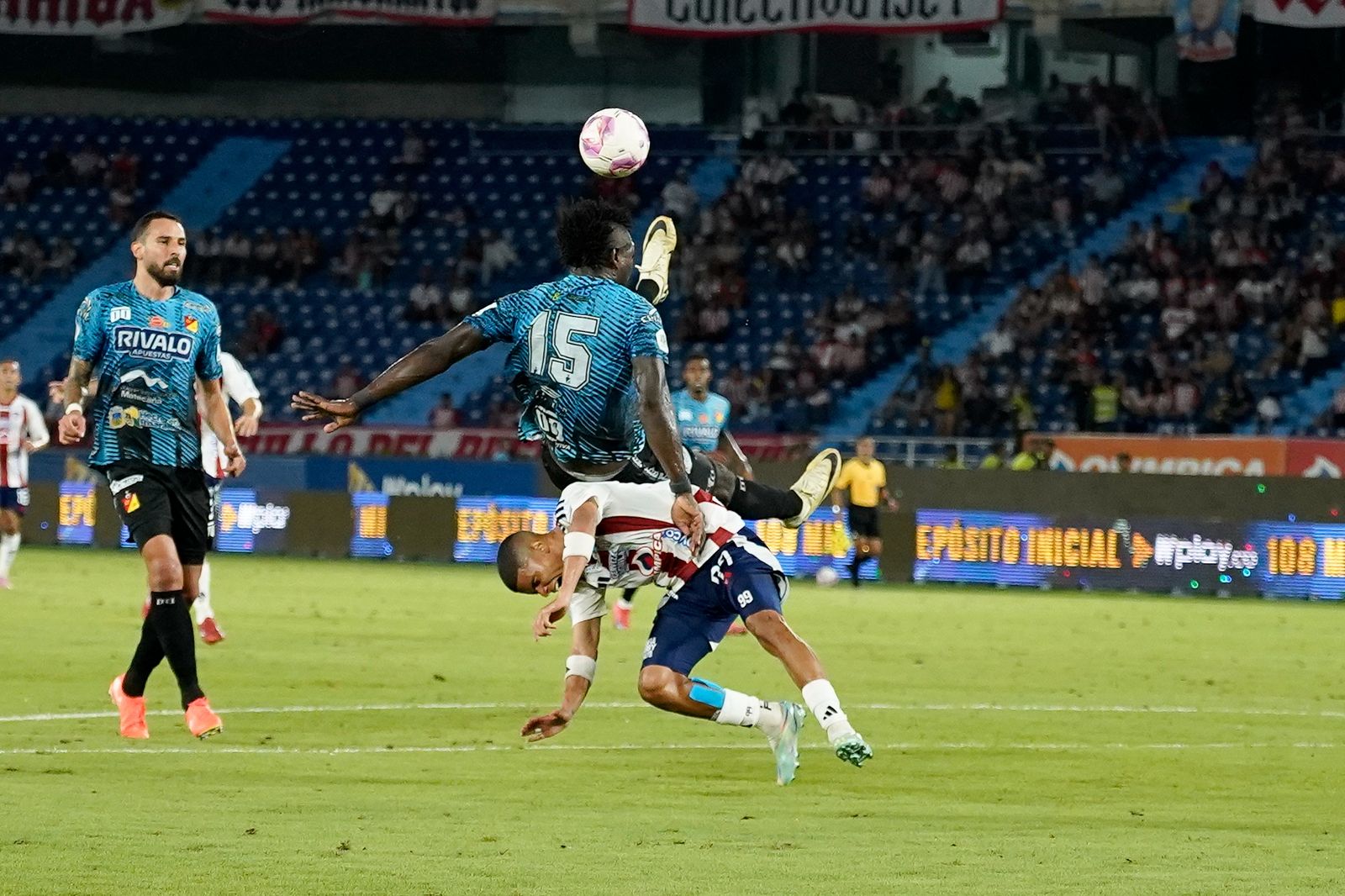 Aspecto del partido de esta noche entre Junior y Deportivo Pereira. 